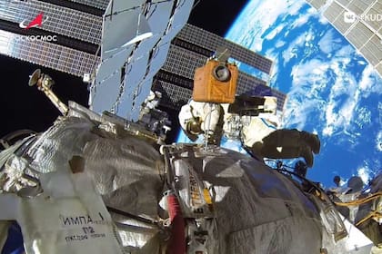 En total, los astronautas estuvieron más de seis horas realizando tareas fuera de la estación espacial internacional