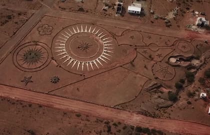 En total, Terry construyó 12 estrellas; a la derecha se puede ver el ingreso a la cueva en la que solía vivir.