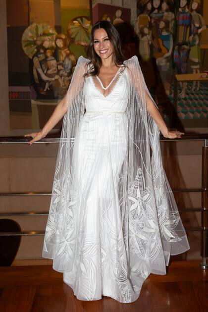 En total white, Pampita brilló con un vestido con capa de Sylvie Burstin.