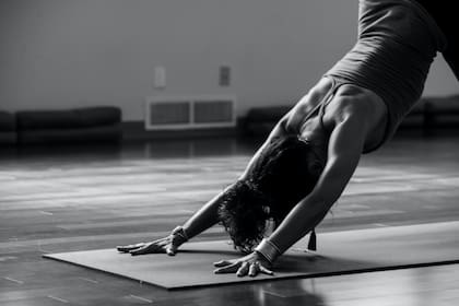 En treinta minutos -fraccionados, no seguidos- de burpees hindú bien hecho y a buen ritmo, se puede llegar a quemar entre trescientas y cuatrocientas calorías
