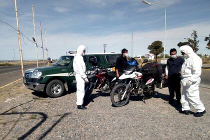 En Trelew fueron apresados cuatro motociclistas colombianos que habían ingresado en la Argentina desde Chile el pasado martes y que no cumplieron la directiva de aislamiento
