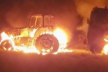 En Trenel, La Pampa, un productor perdió por completo su tractor y su rotoenfardadora por un desperfecto