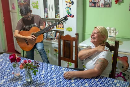 En tu tiempo libre, Leandro aprende a tocar la guitarra; además, todos los martes juegan al fútbol con sus compañeros de clase y los porteros de su escuela, la secundaria N°10
