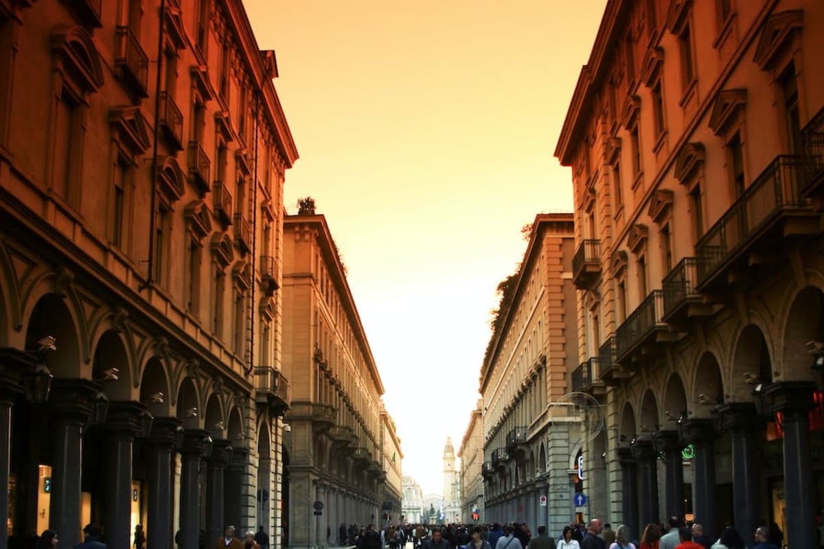 En Turín, Italia, una nena de tres años cayó de un quinto piso y un hombre la atrapó en el aire