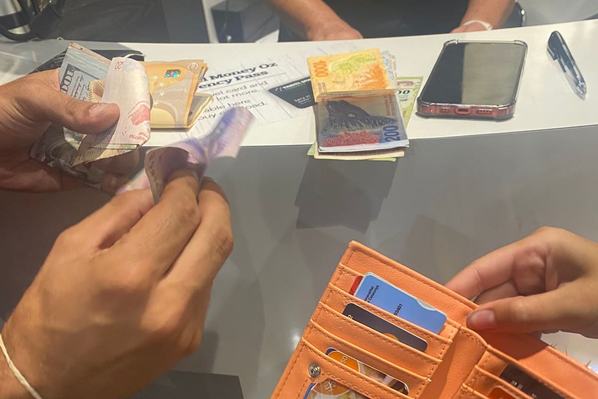 En Twitter su amigo Nino compartió las fotos del momento de la transacción