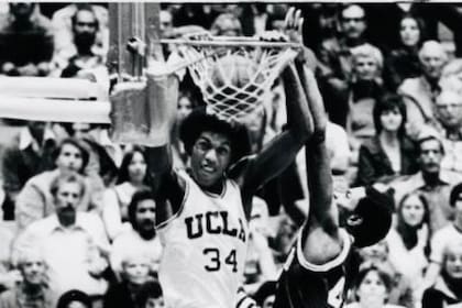 En UCLA, fue titular desde el primer año y llegó a una Final Four; todavía figura entre los máximos reboteadores históricos de la institución