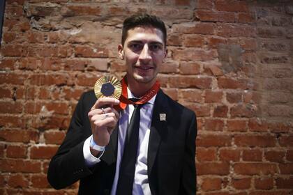 En última fiesta de los Olimpia, Brian Impellizeri muestra la medalla de oro en salto en largo en los Juegos Paralímpicos de París 2024