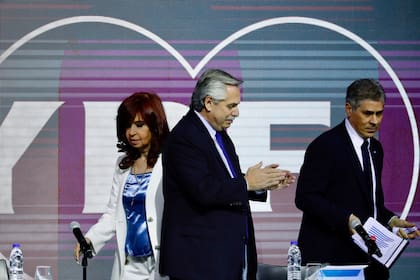 En un acto en Tecnópolis, el presidente Alberto Fernández, la vicepresidenta Cristina Kirchner y el presidente de YPF, Pablo González