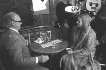 En un alto del rodaje de "Los excéntricos Tenenbaum", Gene Hackman charla con Gwyneth Paltrow