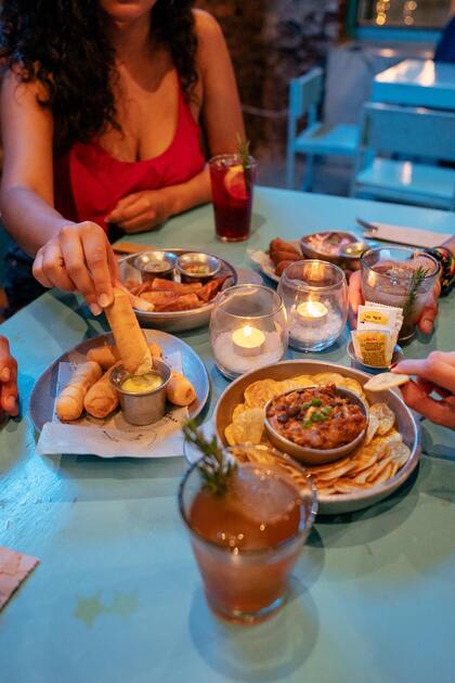 En un ambiente descontracturado, Las Morochas propone cocina latina moderna.