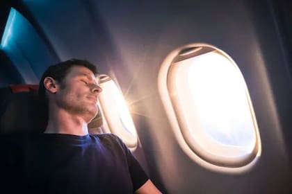 En un ambiente seco, como el de un avión, ayuda cerrar los ojos un rato para proteger la vista