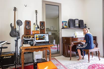 Victoria es música, cantante y compositora.