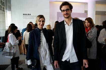 La galerista Amparo Díscoli, de Cosmocosa, con su hermano