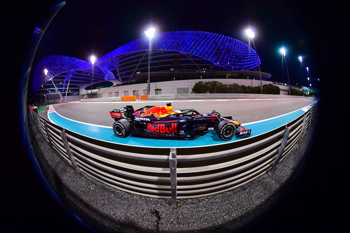 En un año dominado por Mercedes, Max Verstappen, de Red Bull, se quedó con la última carrera de la temporada