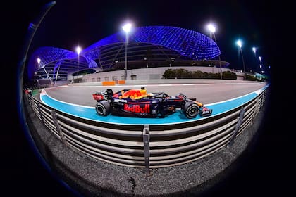 En un año dominado por Mercedes, Max Verstappen, de Red Bull, se quedó con la última carrera de la temporada