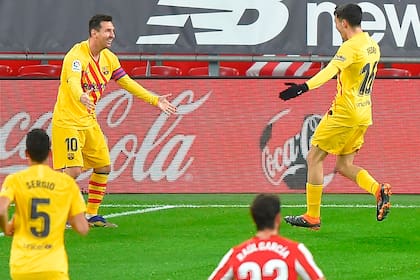 Pedri, el de los 1000 millones de euros de cláusula, se abraza con Lionel Messi luego de un gol con Barcelona