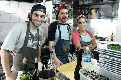 En un artículo de un sitio especializado en gastronomía, Samanta aparece en la cocina del restaurante Café San Juan y es presentada como "especializada en pastelería"