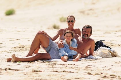 En un atípico verano esteño, casi sin turistas, la modelo y el empresario aprovechan la tranquilidad de las playas, dedicados a su hijo Iñaki y a los proyectos inmobiliarios que él desarrolla en Uruguay.