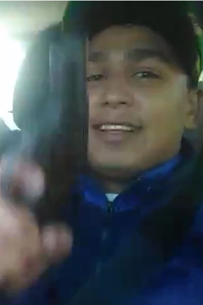 En un auto junto a otros dos hombres que tienen armas, al ritmo de la música y con una gorra y una camiseta de Independiente: así se lo ve a César “Loquillo” Rodríguez en un video