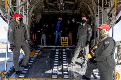 En un avión Hércules, la Nación le envió a Santa Cruz médicos e insumos de salud para atender la emergencia sanitaria por el Covid-19
