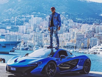 En un azul eléctrico, el deportivo de Hamilton es una suerte de recuerdo de sus épocas de F1 con McLaren