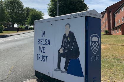 En un barrio cercano al estadio, esta imagen ya es una parada habitual de los hinchas de Leeds para tomarse una foto