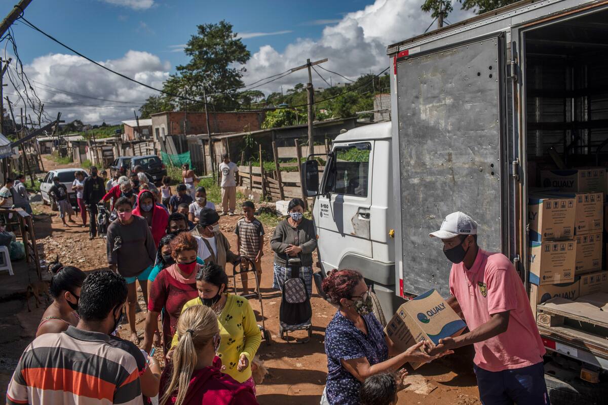 En un barrio de San Pablo, distribución de cajas con comida para paliar la crisis alimentaria