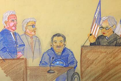 En un boceto de la Corte cuando Ismael "El Mayo" Zambada compareció ante el tribunal con un curioso mensaje en su remera, después de declararse inocente de los cargos de tráfico de drogas en Estados Unidos, en El Paso, Texas, EE. UU., el 1 de agosto de 2024