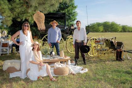 En un carruaje Ómnibus intervenido bajo el lema “Atardecer en la Toscana”, la decoradora de Berlina Home, Mariana Dieuzeide, junto a Candelaria Pérez Diez –sentada–, y detrás Mariano Lobos y Gastón Garrigou
