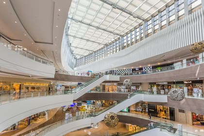 En un centro comercial cuando la operación se descuida, el deterioro se nota en los locales vacíos y en la reducción de ventas