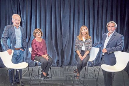 En un clima distendido pero no exento de pasión, Alberto Kornblihtt, Mariana Romero, Graciela Moya y Ernesto Beruti dialogaron desde distintas perspectivas sobre un tema que divide a la opinión pública y empieza a ser discutido en el Congreso