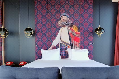 En un collage sumamente expresivo que une presente y pasado, un gentleman escocés convertido en hipster. Uno de los motivos famosos por producir amor o rechazo, sin términos medios.