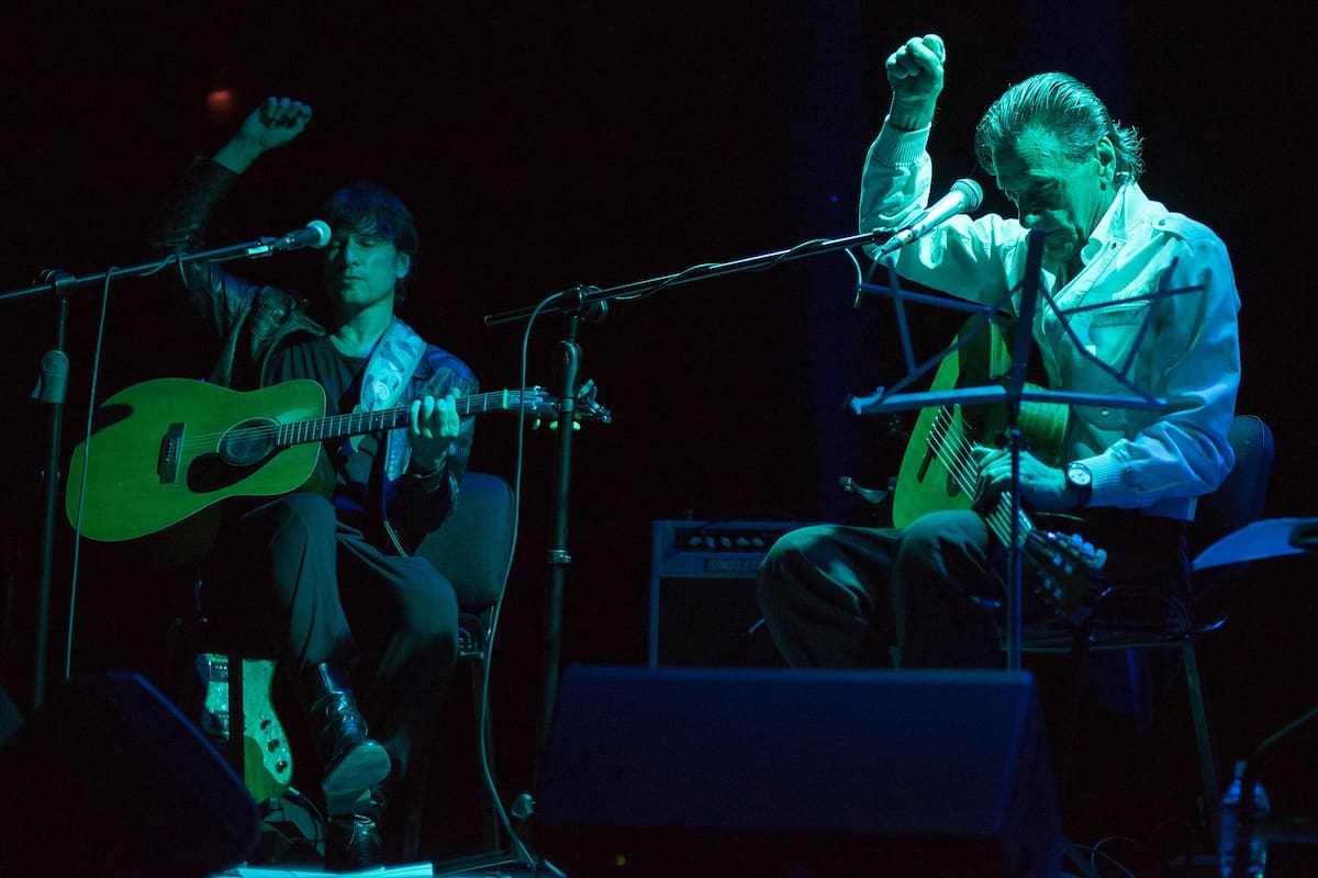 En un concierto íntimo y emotivo junto a su hijo Antonio Birabent, el pionero del rock en castellano repasó sus clásicos, contó anécdotas y leyó algunos textos inéditos