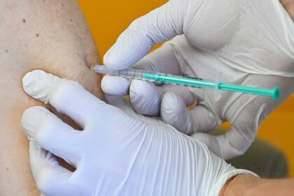 En un consultorio de un médico general, un hombre recibe la primera dosis de la vacuna contra el coronavirus de AstraZeneca en Potsdam, Alemania, el lunes 26 de abril de 2021. (Patrick Pleul/dpa vía AP)