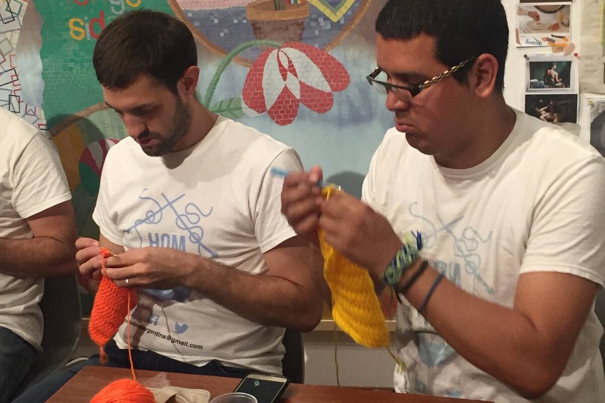 En un contexto donde la violencia manda, los hombres también plantean la necesidad de repensar los mandatos y las formas de ser varón; en la imagen, miembros del colectivo Hombres Tejedores Argentina