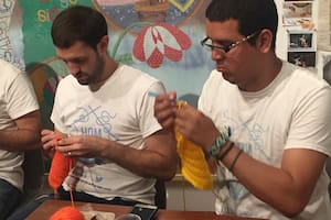 En un contexto donde la violencia manda, los hombres también plantean la necesidad de repensar los mandatos y las formas de ser varón; en la imagen, miembros del colectivo Hombres Tejedores Argentina