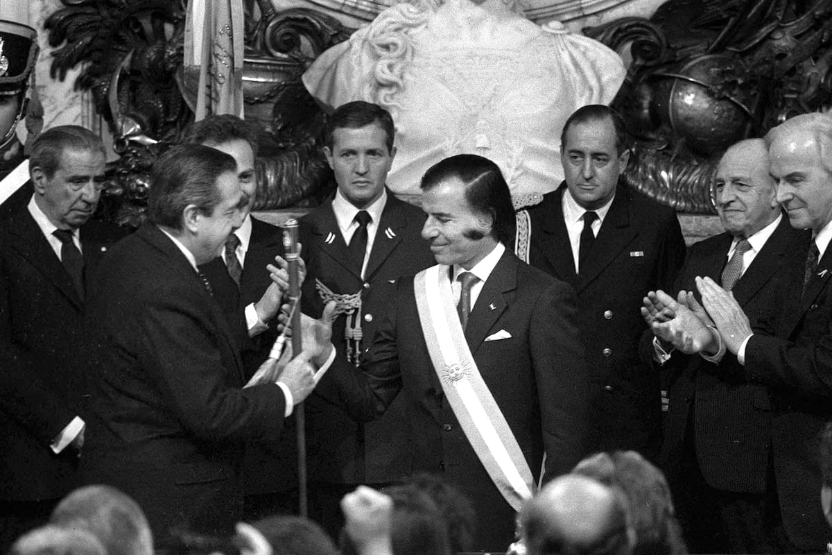 En un contexto hiperinflacionario, los comicios donde triunfó Menem fueron el inicio de una gestión económica de inesperado corte liberal. En la imagen, Raúl Alfonsín transmite el mando presidencial a su sucesor Carlos Menem, el 8 de julio de 1989