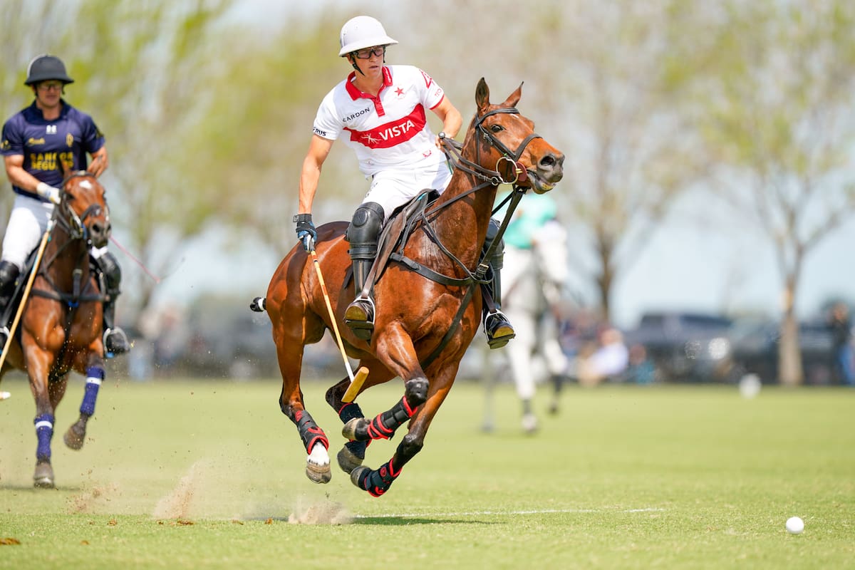 En un cruce por la red social X, el ministro de Economía, Luis Caputo, le dijo a un productor hincha de Indios Chapaleufú que le reclamó por la baja de retenciones que fuera a ver un partido del equipo de polo