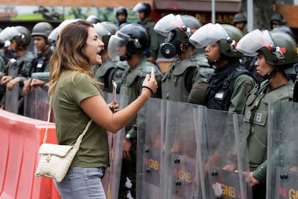 En un cuartel de Caracas, una manifestante llevó su reclamo a los militares