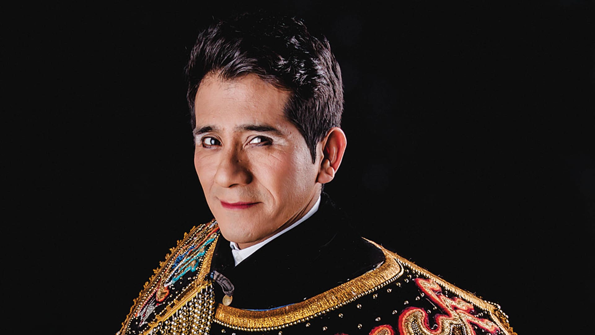 En un cuartito del barrio de La Boca, Osqui Guzmán, el frustrado profesor de Kung Fu, escuchaba todas las noches el casete de El Bululú mientras le daba duro a la máquina de coser para ayudar económicamente a su familia; con los años hizo su propia versión