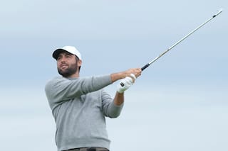 En un día de sol, lluvia y viento en el Abierto Británico, Scheffler se mantiene cerca del liderato