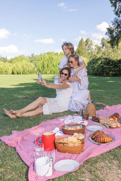 En un día de sol pleno, las amigas
organizaron un pícnic en Cars& Offices, donde disfrutaron de una tarde
de juegos con sus hijos