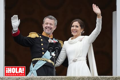 En un día histórico para Dinamarca, Federico X y Mary saludan a su pueblo tras ser proclamados Reyes.