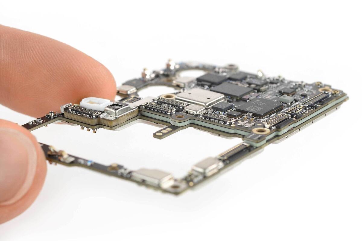 En un dispositivo como el Huawei P30 Pro, muchísimos componentes vienen de empresas estadounidenses