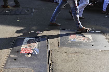 En un distrito de Mumbai, en la India, se pegaron en las veredas y las carreteras unos 100 carteles que mostraban a Macron con una huella de zapato en la cara y el calificativo de "demonio".
