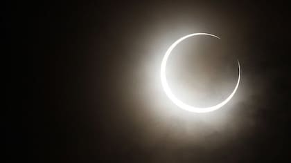 En un eclipse anular la luna no alcanza a cubrir completo el sol, sino que deja un anillo de luz, como en la foto.