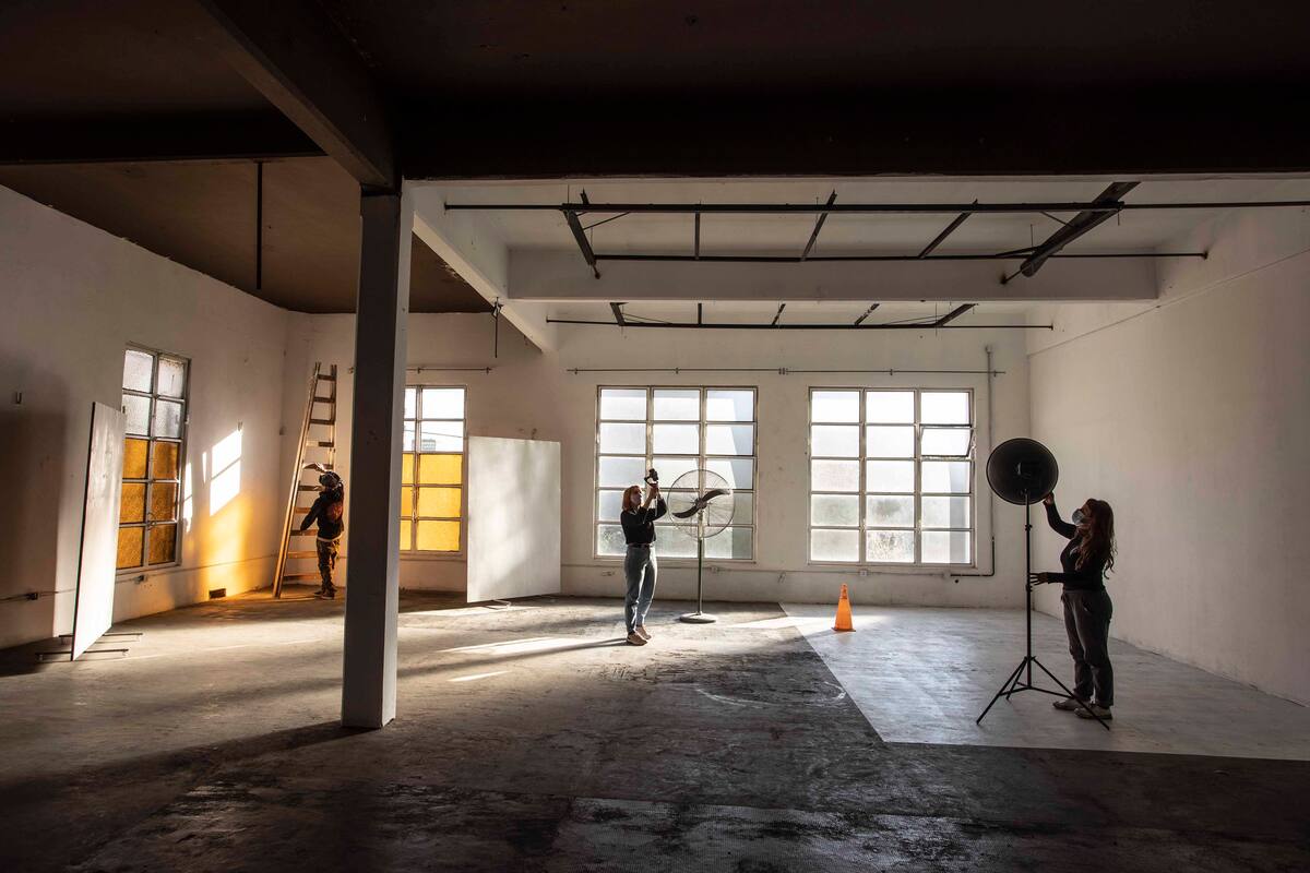 En un edificio de 1874, donde se solían producir fideos, funciona ahora en Morón Deofi, un estudio donde trabajan 25 artistas; incluye un piso con luz natural para producciones fotográficas