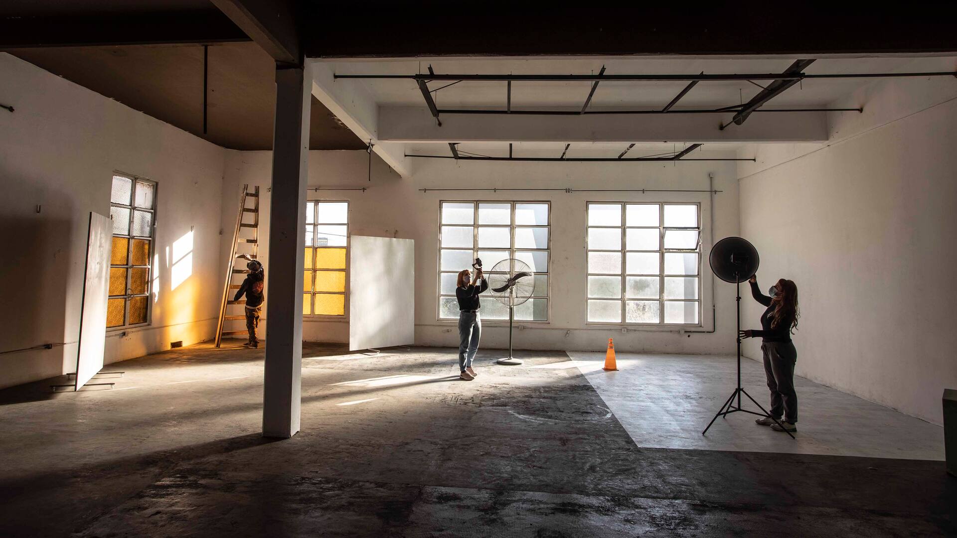 En un edificio de 1874, donde se solían producir fideos, funciona ahora en Morón Deofi, un estudio donde trabajan 25 artistas; incluye un piso con luz natural para producciones fotográficas