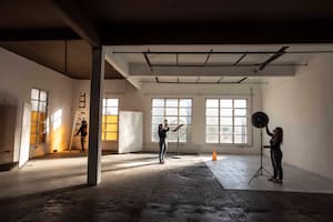 En un edificio de 1874, donde se solían producir fideos, funciona ahora en Morón Deofi, un estudio donde trabajan 25 artistas; incluye un piso con luz natural para producciones fotográficas