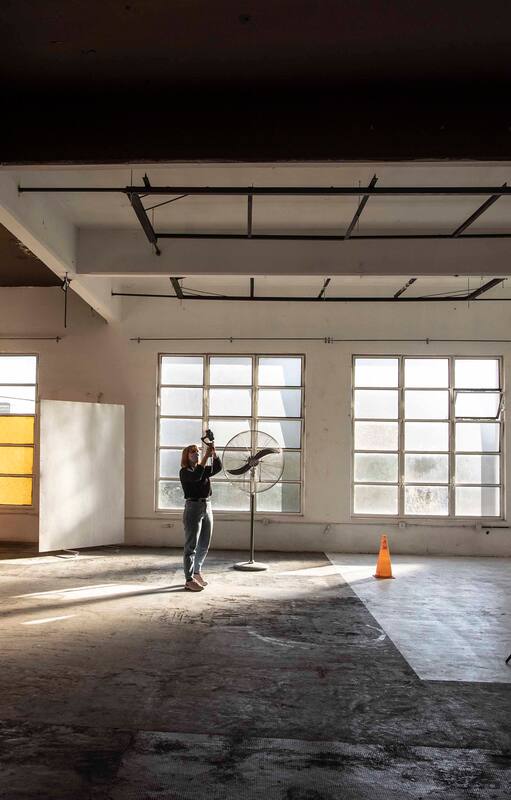 En un edificio de 1874, donde se solían producir fideos, funciona ahora en Morón Deofi, un estudio donde trabajan 25 artistas; incluye un piso con luz natural para producciones fotográficas